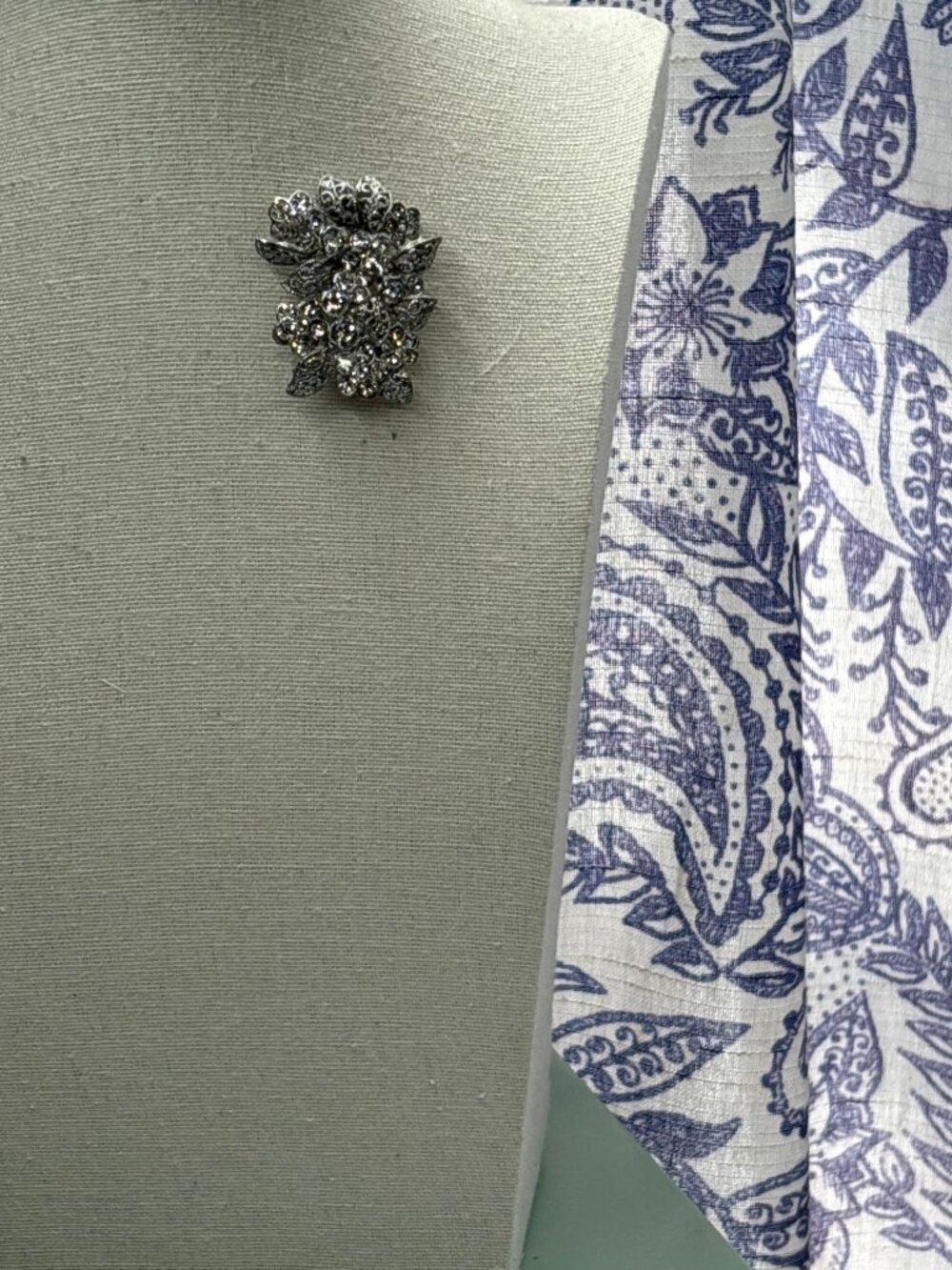 Sparkly Weiss-Style Brooch | Rhinestones, Silvertone - Picture 8 of 8